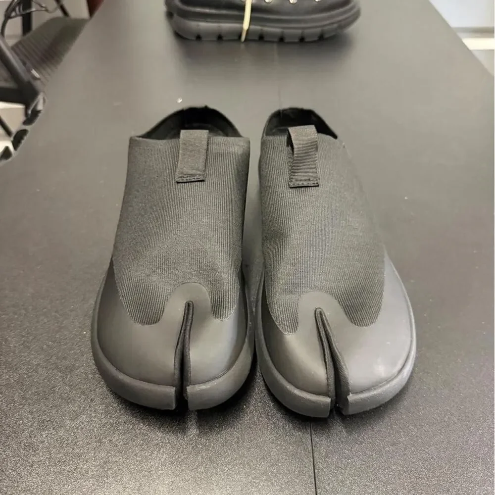 Tabi Men's Black and Grey Slippers
